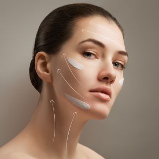 Alisa visiblemente las arrugas profundas